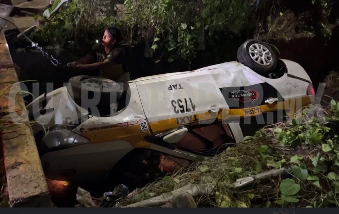 Abandonan auto volcado dentro de dren pluvial
