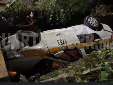 Abandonan auto volcado dentro de dren pluvial
