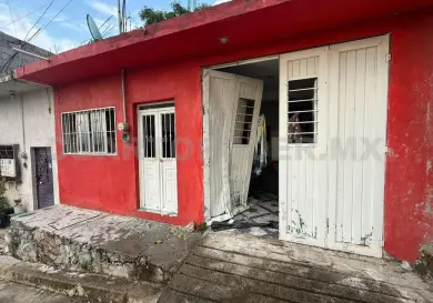 Colectivo se va en reversa y se estrella en casa