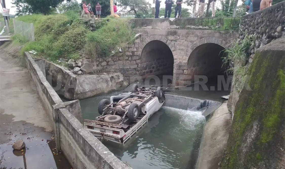 Un joven conductor se fue con todo y camioneta al río bajo el puente. Víctor Sánchez / CP