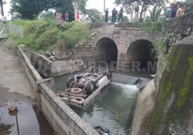 Camioneta se precipita al río Coatancito