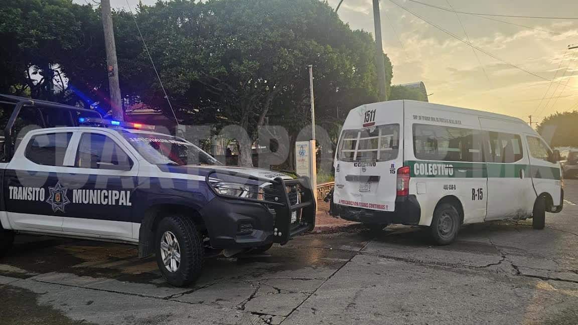 Colectivo se va en reversa y se estrella en casa