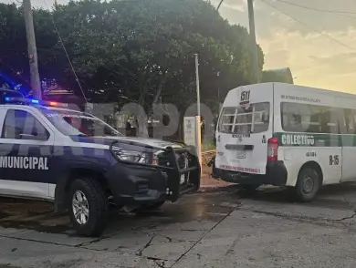 Colectivo se va en reversa y se estrella en casa