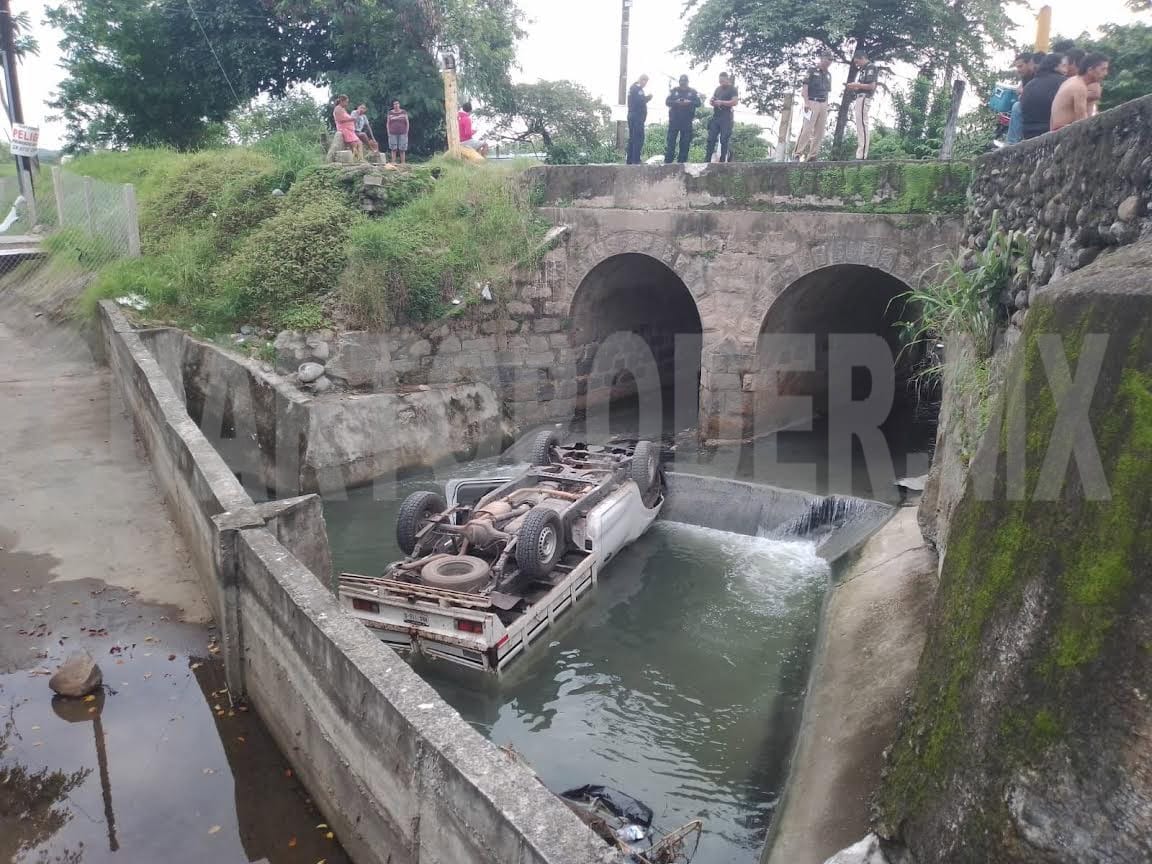 Camioneta se precipita al río Coatancito