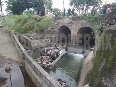 Camioneta se precipita al río Coatancito