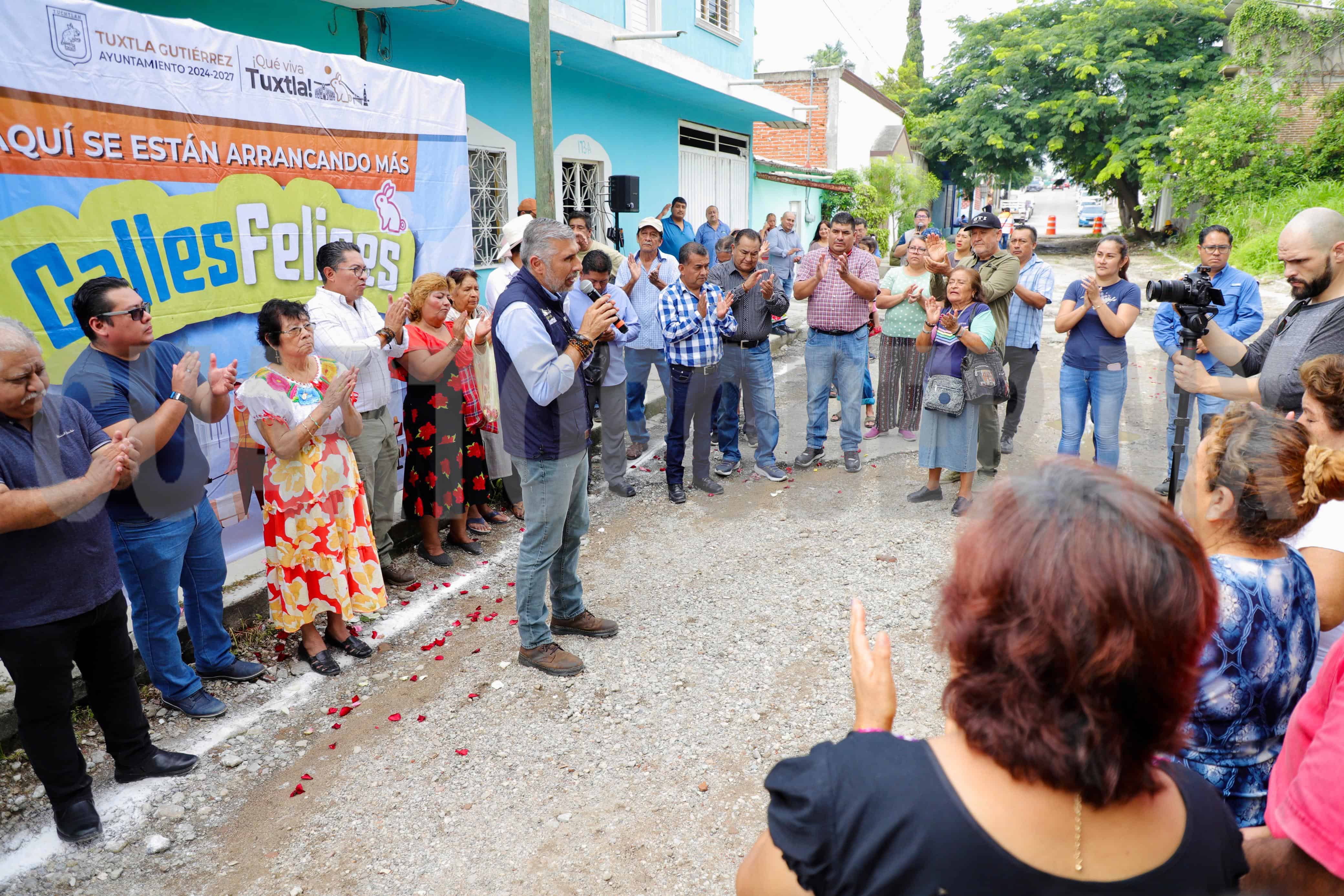 En marcha pavimentación de una calle más en Plan de Ayala: Angel Torres