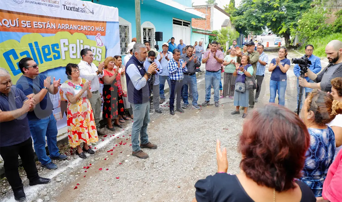 En marcha pavimentación de una calle más en Plan de Ayala: Angel Torres