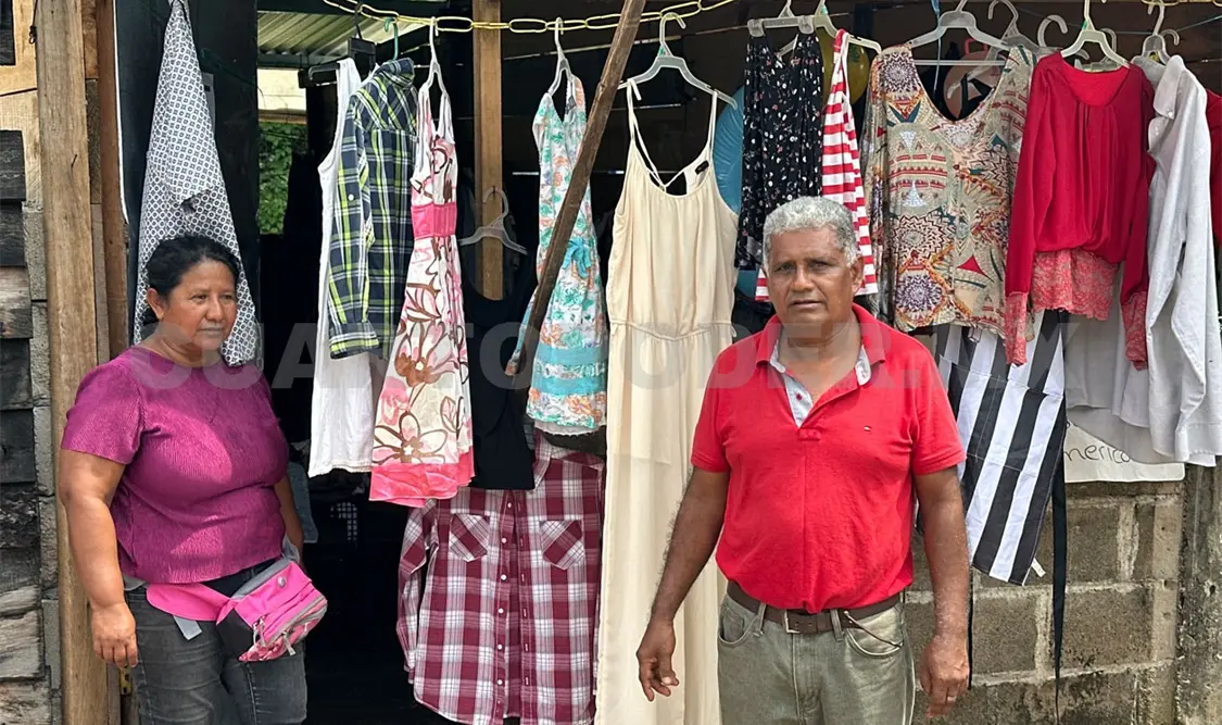 Los locatarios son en su mayoría personas de la tercera edad y madres solteras quienes ofrecen diversos productos. Osman Toledo / CP
