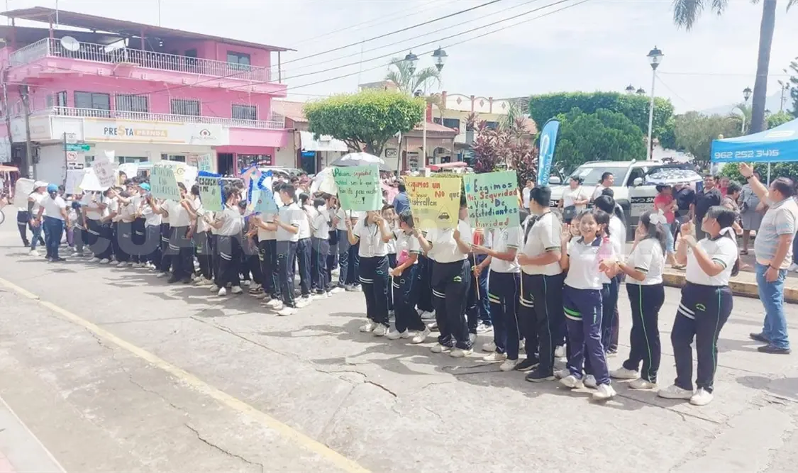 Con marcha y plantón, piden seguridad externa