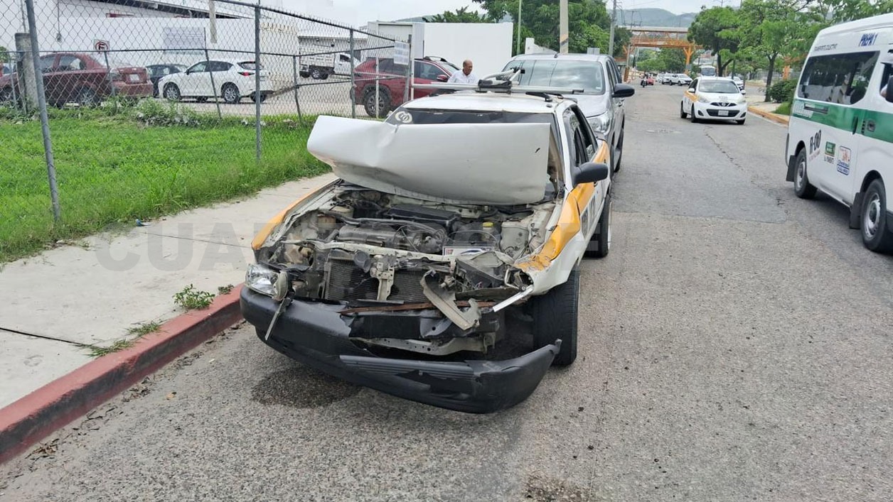 Se estrella taxi contra camioneta; dos heridos