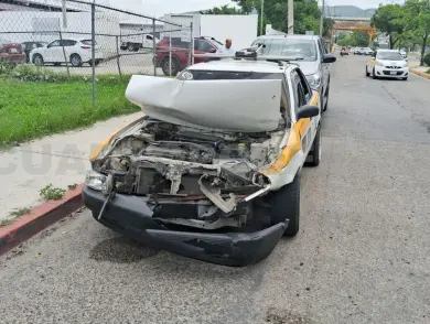 Se estrella taxi contra camioneta; dos heridos