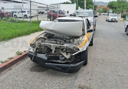 Se estrella taxi contra camioneta; dos heridos