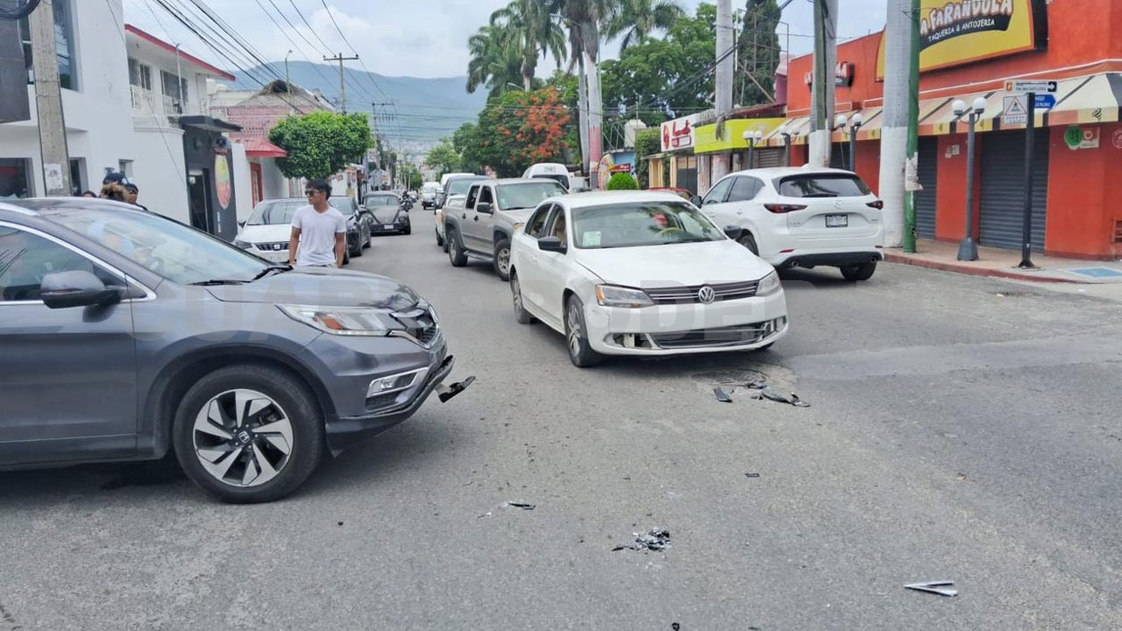 Causa corte de circulación en cruce de bulevar y calle