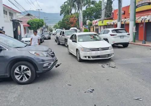 Causa corte de circulación en cruce de bulevar y calle