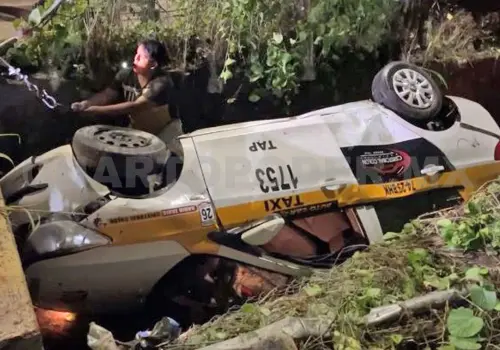 Abandonan auto volcado dentro de dren pluvial