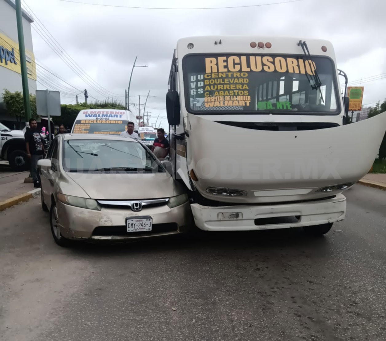 Microbús y sedán provocan caos vial