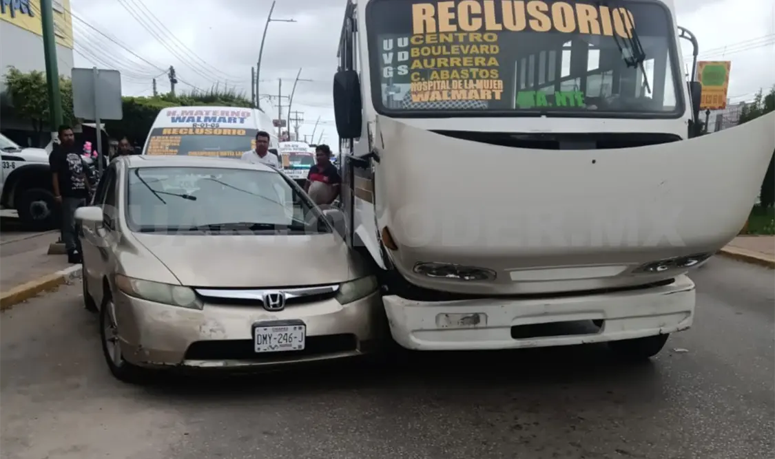 Obstruyeron el carril de baja hasta la llegada de los agentes viales. Juan Orel / CP