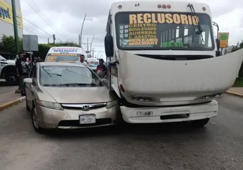 Microbús y sedán provocan caos vial