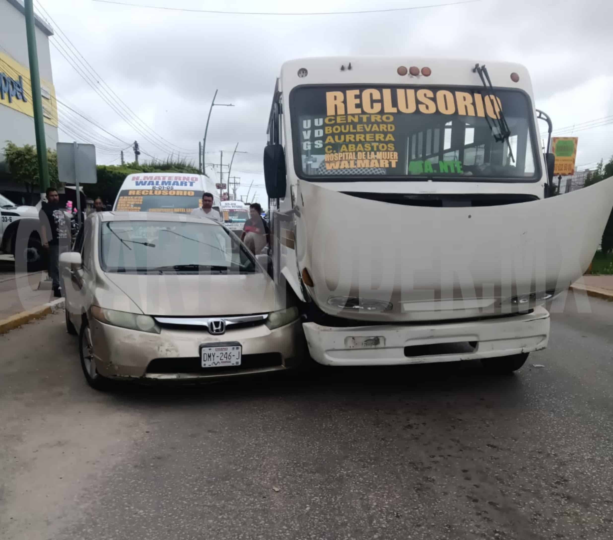 Microbús y sedán provocan caos vial