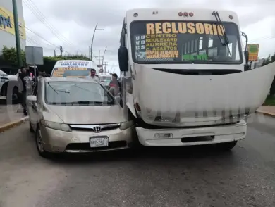 Microbús y sedán provocan caos vial