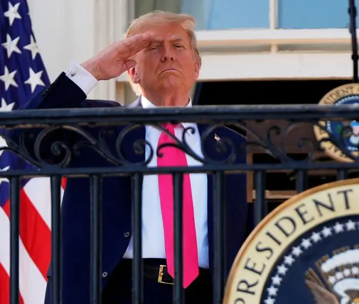 En una ceremonia en la Casa Blanca, Donald Trump junto a la primera dama, Melania Trump entonaron el himno nacional. Cortesía