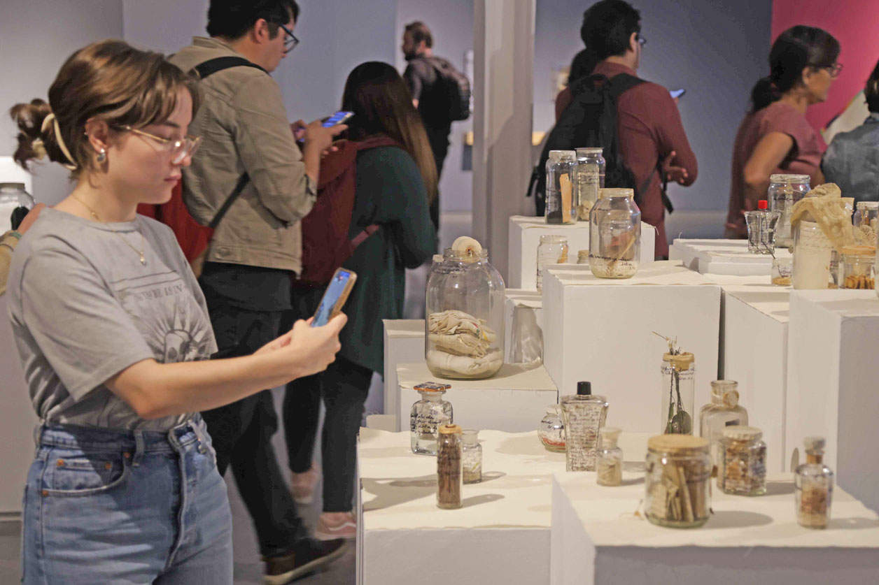 Llega universo de Yani Pecanins a museo