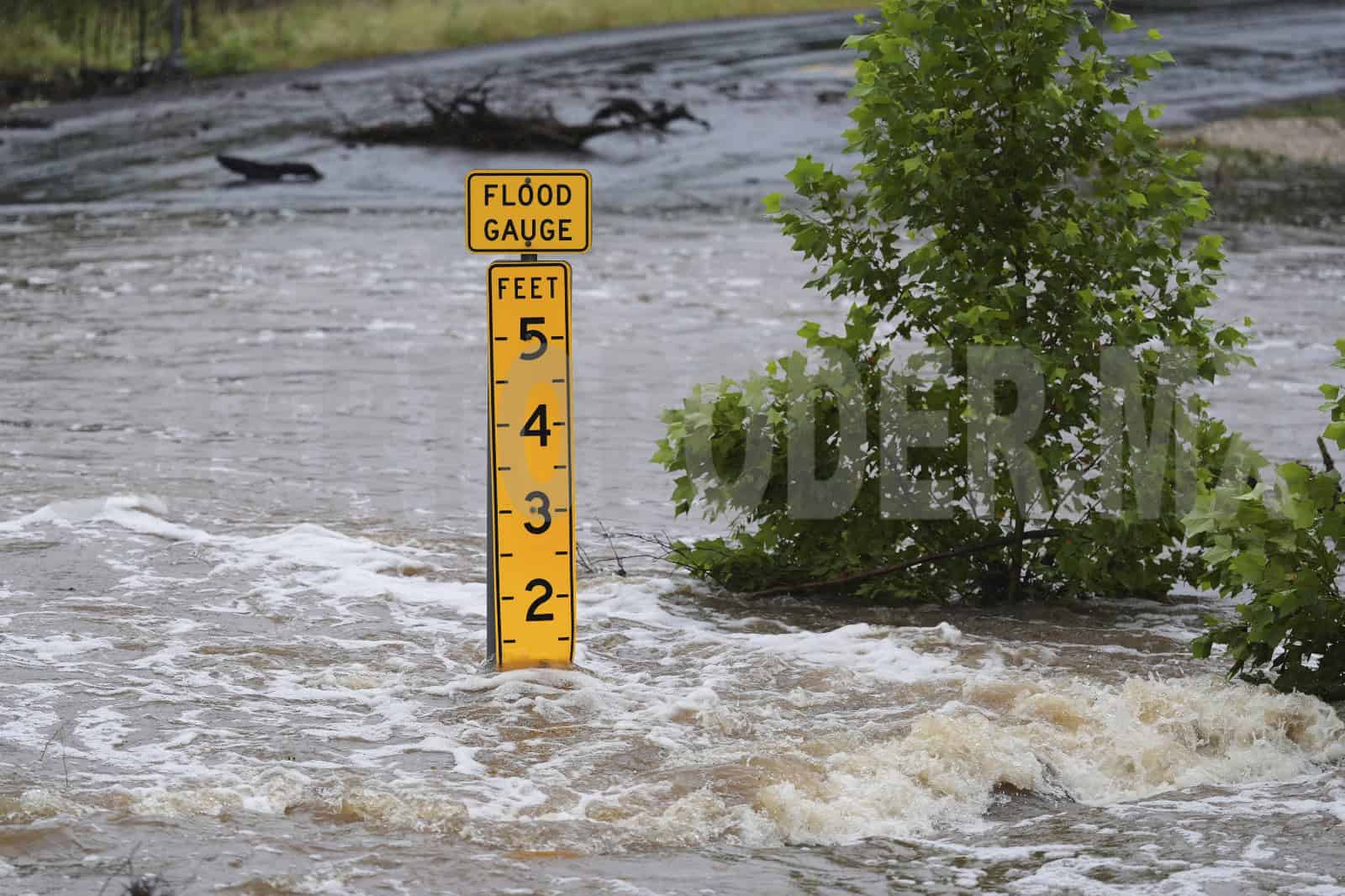 Inundaciones en Texas dejan 27 muertos y 27 niñas desaparecidas