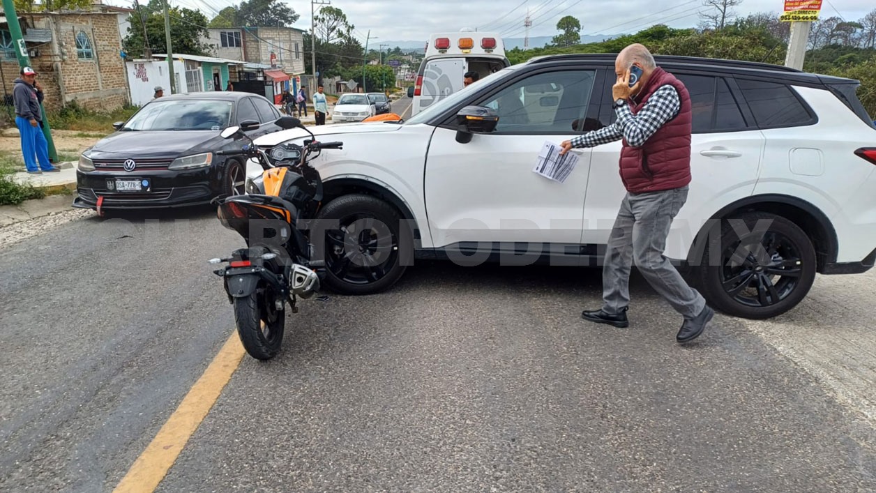 Motociclista se incrusta en camioneta en carretera