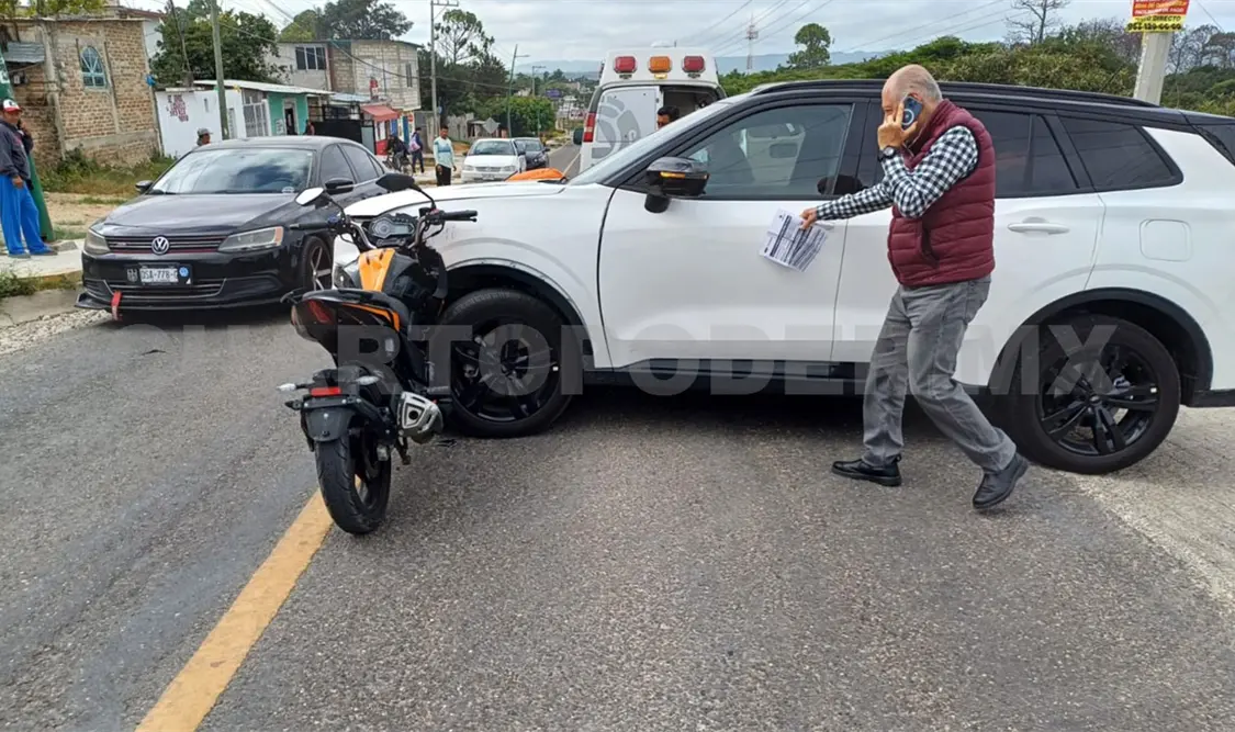 La motocicleta acabó incrustada en la llanta delantera y la salpicadera del lado del conductor. Juan Orel / CP