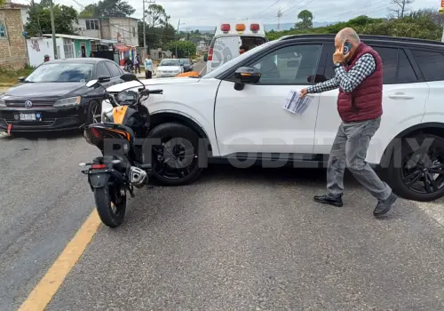 Motociclista se incrusta en camioneta en carretera