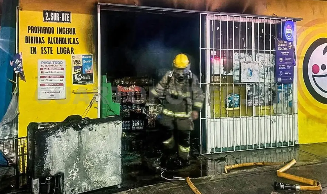 Los “tragahumo” acudieron a sofocar las llamas e impidieron que se propagara hacia los inmuebles aledaños. Cortesía