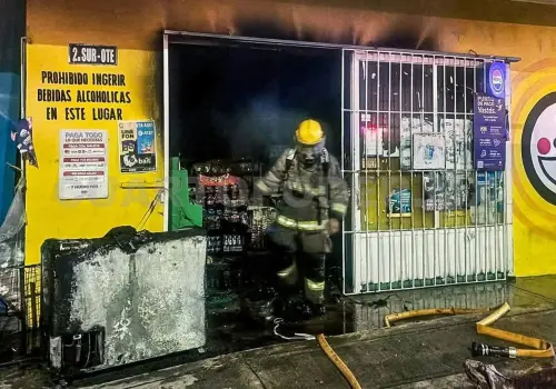 Se incendia una tienda de abarrotes; solo hubo daños