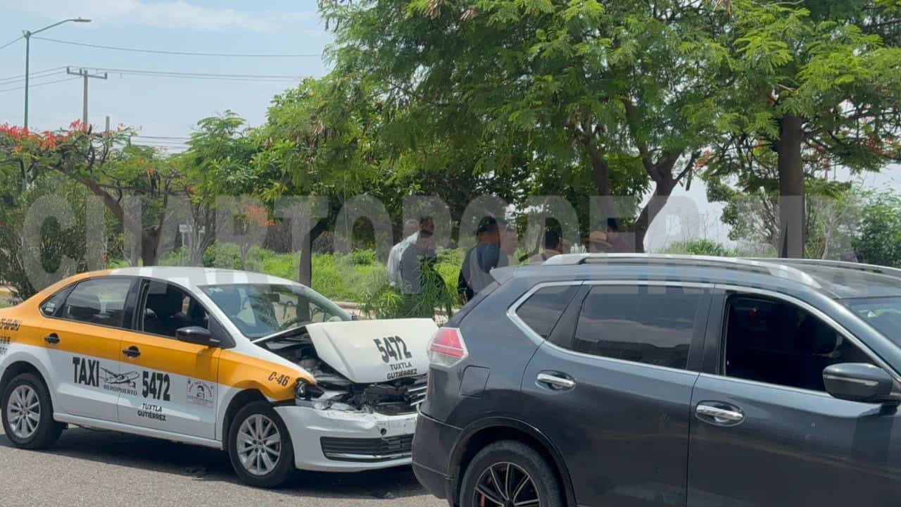 Colisionan frente a la clínica 23 del IMSS