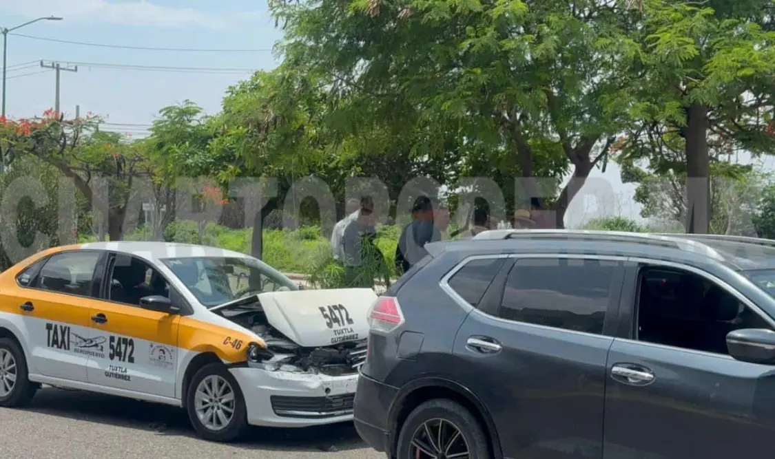 Colisionan frente a la clínica 23 del IMSS
