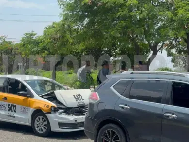 Colisionan frente a la clínica 23 del IMSS