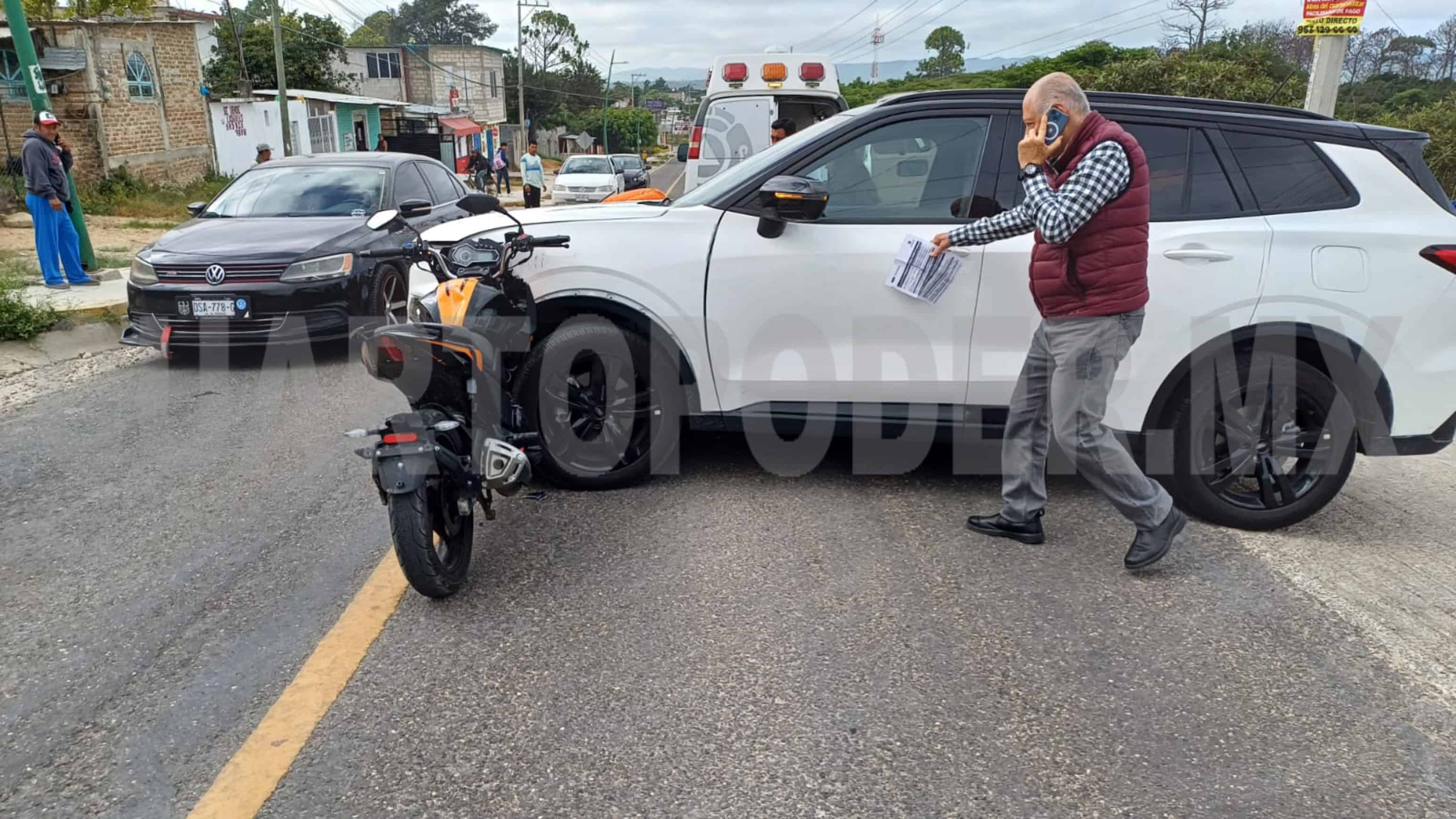 Motociclista se incrusta en camioneta en carretera