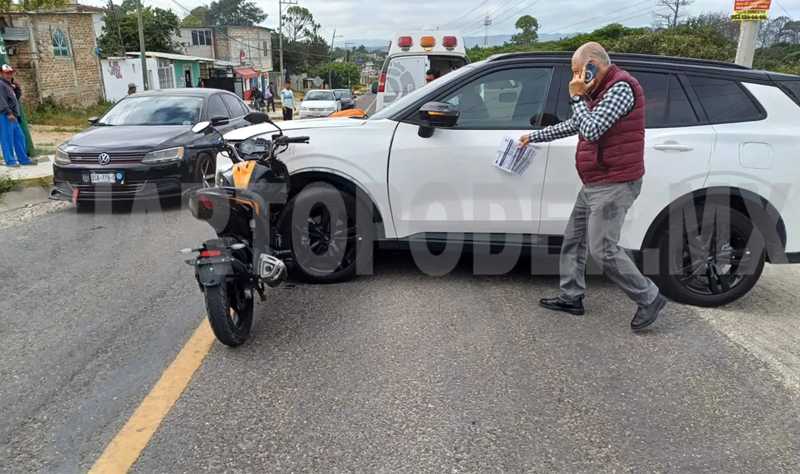 Motociclista se incrusta en camioneta en carretera