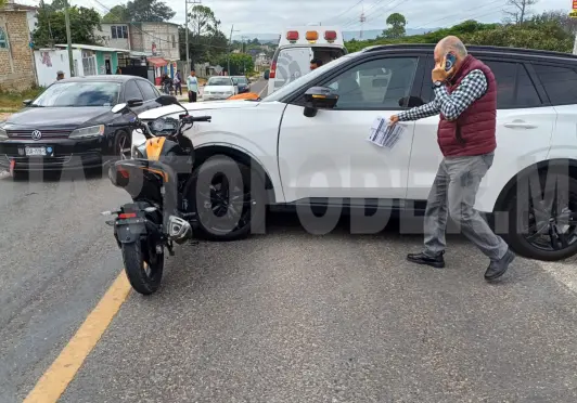 Motociclista se incrusta en camioneta en carretera