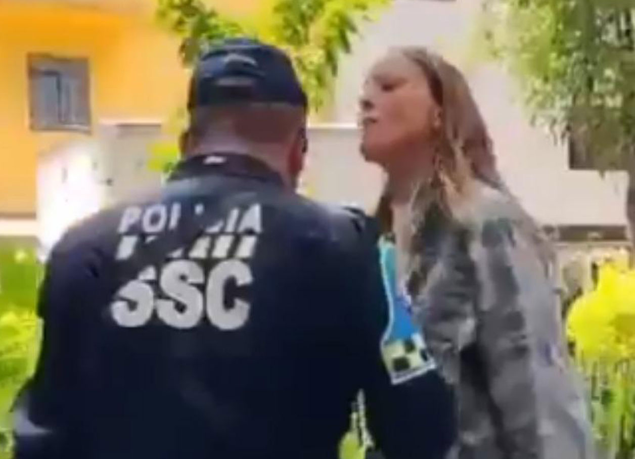 Mujer insulta a policía y la bautizan “lady racista”