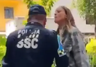 Mujer insulta a policía y la bautizan "lady racista"