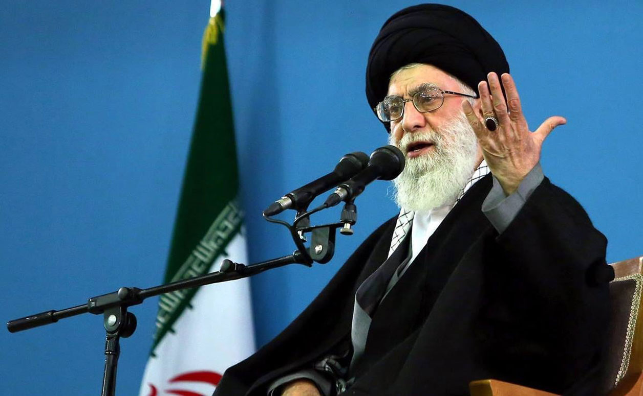 Reaparece en público líder supremo de Irán
