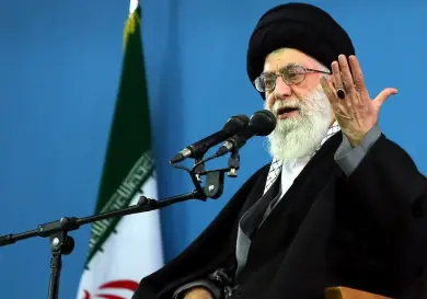 Reaparece en público líder supremo de Irán