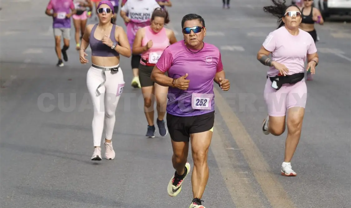 Portaron la playera rosa en apoyo a mujeres con cáncer de mama. Carlos López/CP