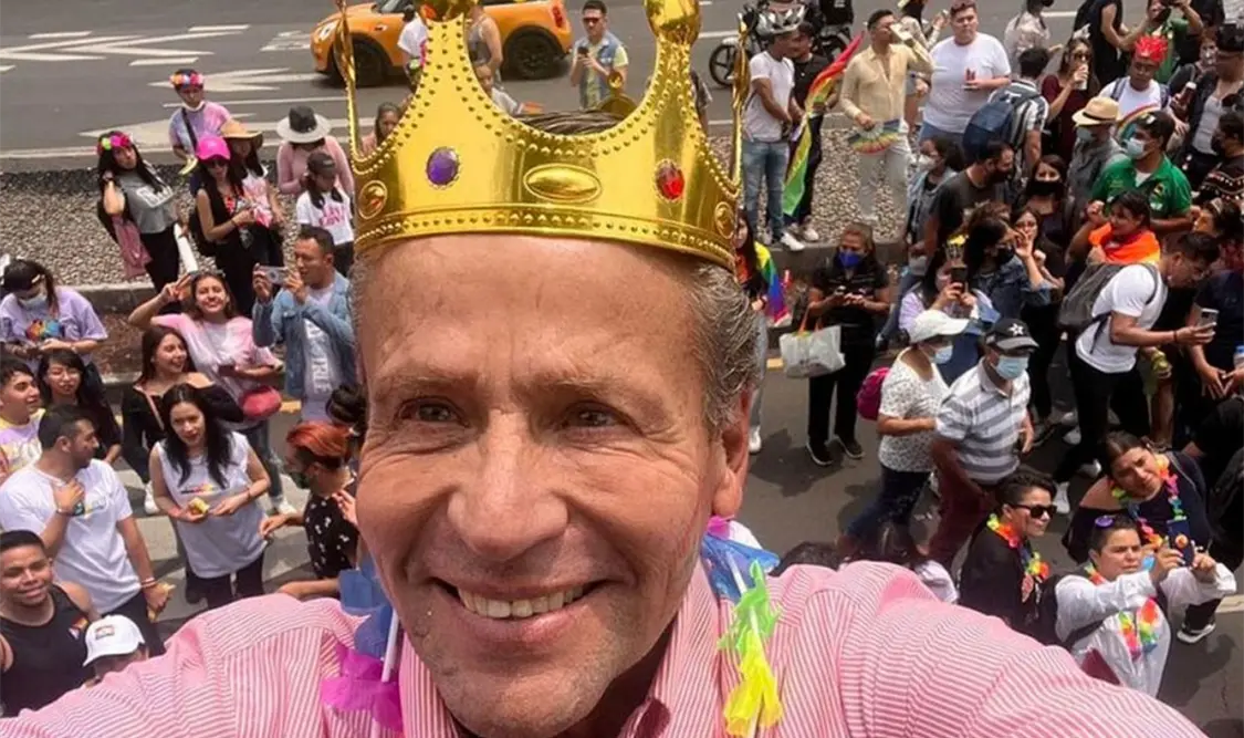 Abuchean a Alfredo Adame en desfile