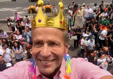 Abuchean a Alfredo Adame en desfile