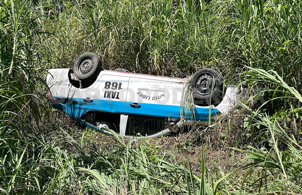 Taxista abandona unidad tras salir del camino