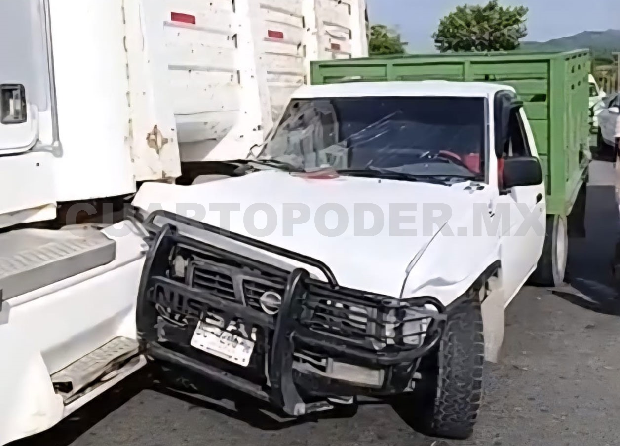 Estaquitas se incrusta en un camión de volteo
