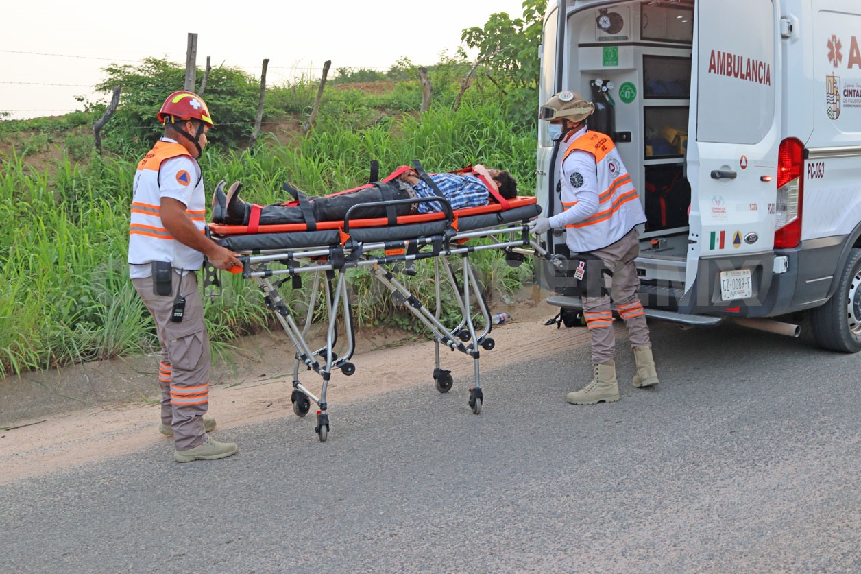 Motociclista sale de la carretera y acaba fracturado