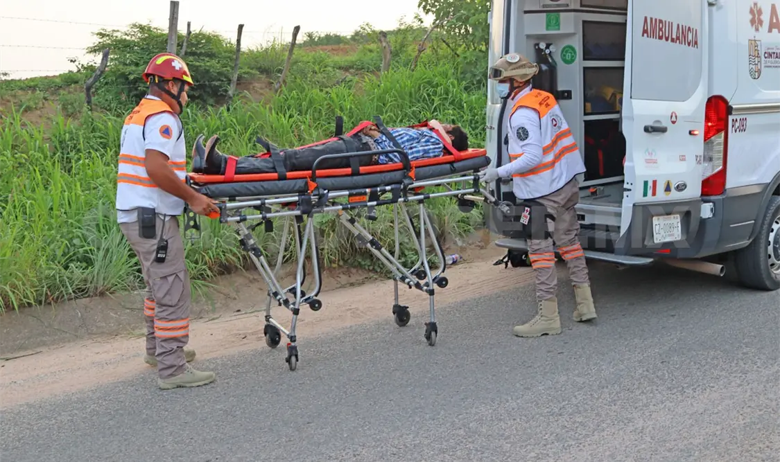 Fue inmovilizado y lo subieron a la ambulancia para internarlo en un hospital. Osman Toledo / CP
