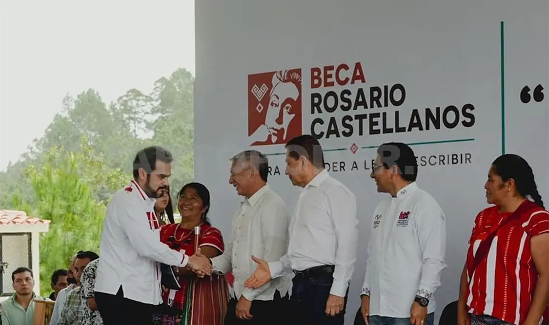 Recientemente acompañaron al gobernador en la entrega de becas y apoyos a las personas que están alfabetizando. Cortesía